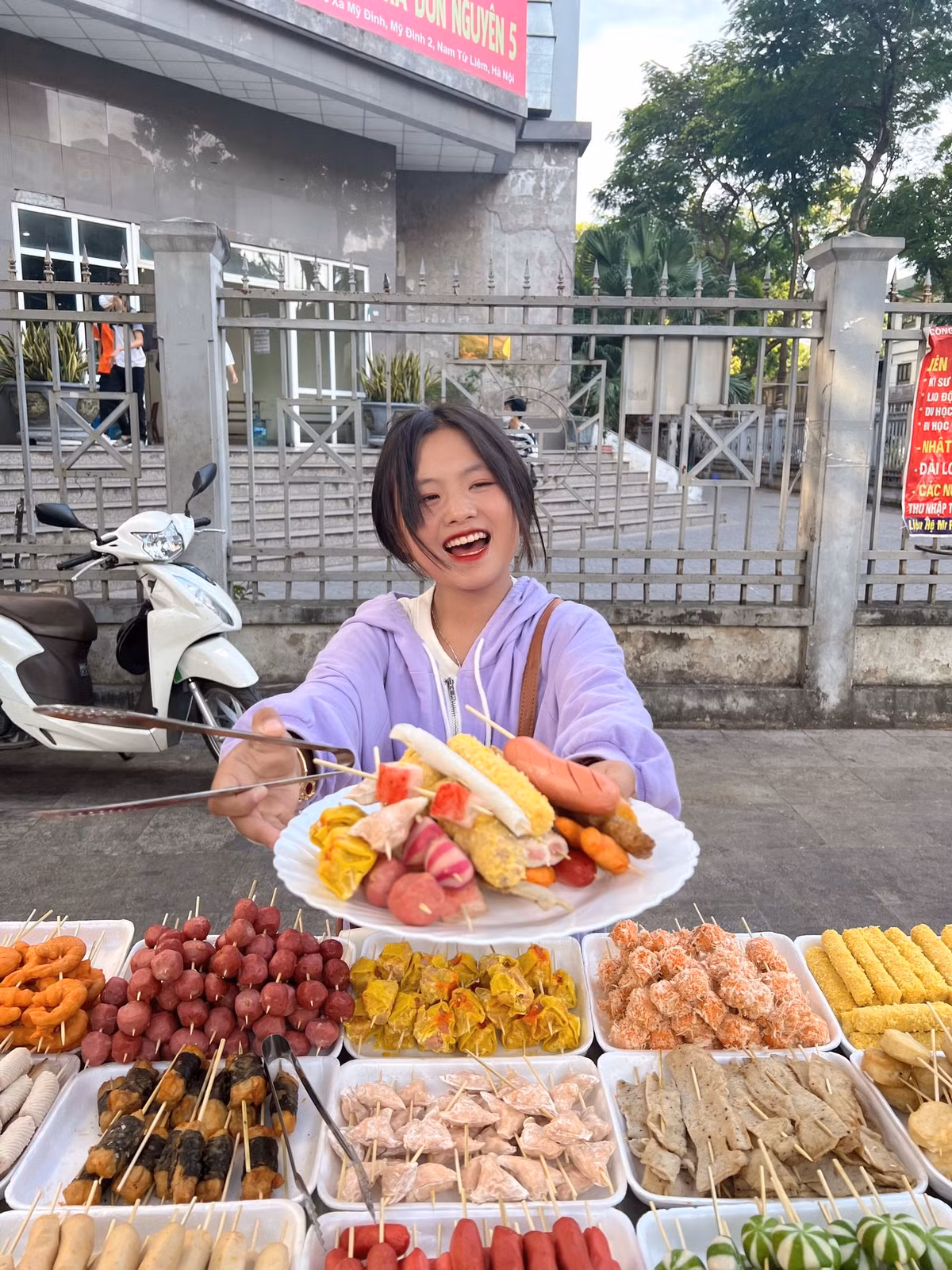 Không còn khoác lên vẻ ngoài sang chảnh với những bộ váy kiểu cách, Phúng Phính nay đã có thể ăn mặc phù hợp với lứa tuổi của mình.
