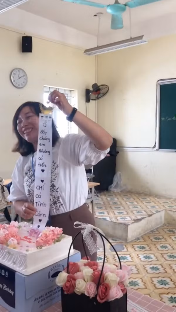 Thế nhưng, khi kéo tờ giấy bí mật lên, cô bỗng nghẹn ngào vì những dòng viết trên đó: “Ở đây chúng em không có tiền, chỉ có tình cảm thôi ạ".