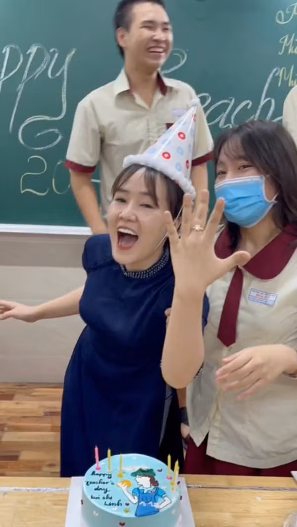 Đặc biệt hơn nữa là món quà sinh nhật cả lớp dành riêng cho cô, bên trong hộp quà là một chiếc nhẫn vàng khiến cô giáo tỏ ra vô cùng thích thú.