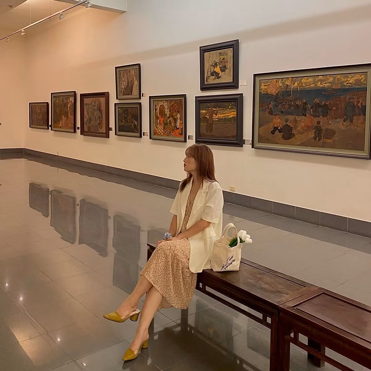 Một địa điểm khác cũng được nhiều người ghé thăm là Bảo tàng Mỹ thuật Việt Nam, không gian trưng bày nghệ thuật ở bảo tàng rất rộng với rất nhiều phòng, nhiều tầng và mỗi phòng lại là một thời kì, một phong cách nghệ thuật khác nhau.