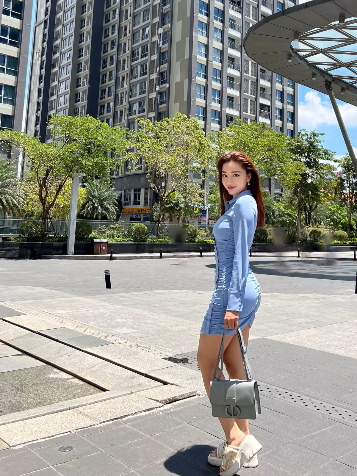 Tự tin với hình thể cân đối, Ngọc Lan lăng xê nhiều trang phục ôm, tôn dáng.