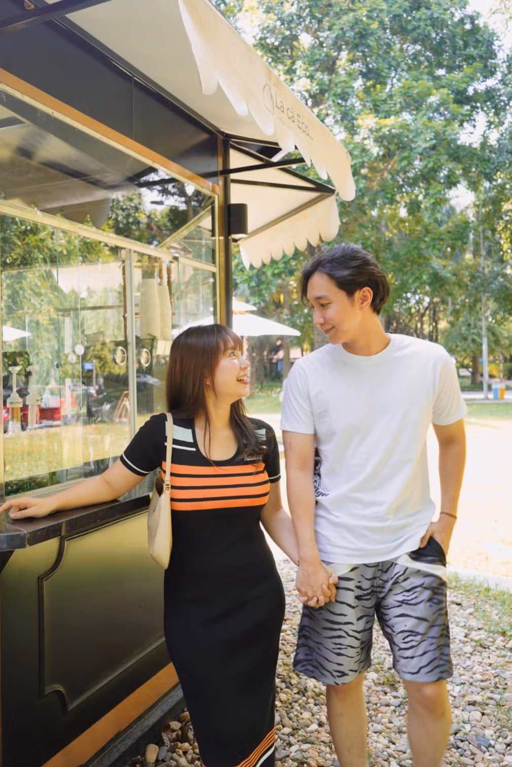 Trong một lần chia sẻ, nam ca sĩ tâm sự: "Cô ấy khiến mọi thứ dù tiêu cực thế nào cũng có thể trở thành niềm vui và mỗi ngày trôi qua khi chúng tôi ở cạnh nhau đều vui vẻ. Sau khi dành thời gian cho nhau, tôi cảm nhận tình yêu đã đến độ chín muồi. Do đó, chúng tôi kết hôn".