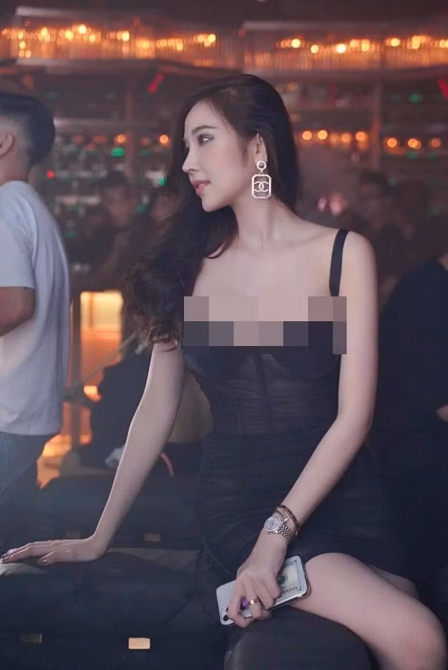 Kim Tuyến sở hữu thân hình nuột nà, cân đối vì thế cô thường xuyên xuất hiện trong những bộ hình chụp nội y hay đồ bơi quyến rũ.