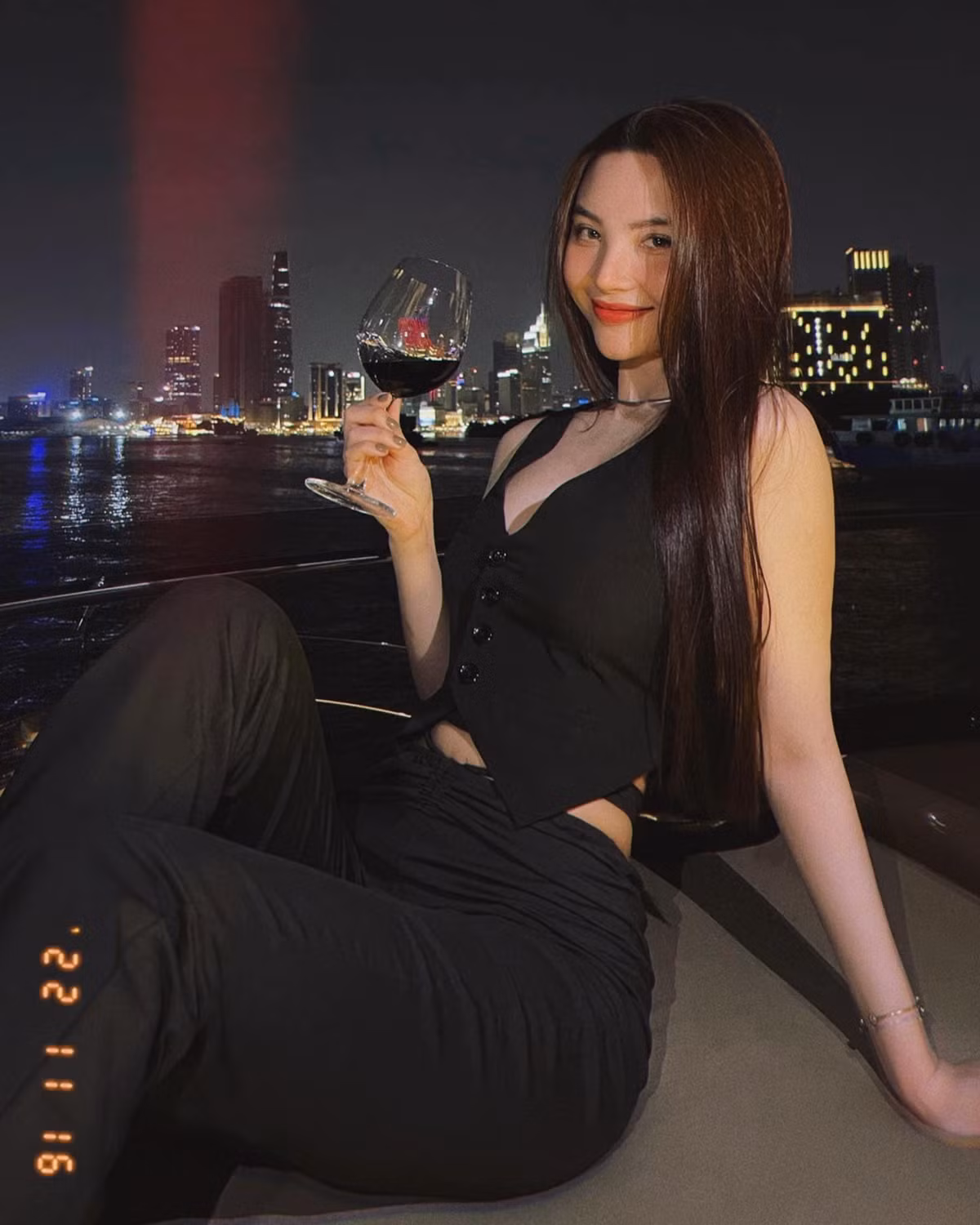 Nguyễn Mỹ Huyền sinh năm 1999. Cô gái quê Cà Mau từng được mệnh danh là " hoa khôi bóng chuyền".