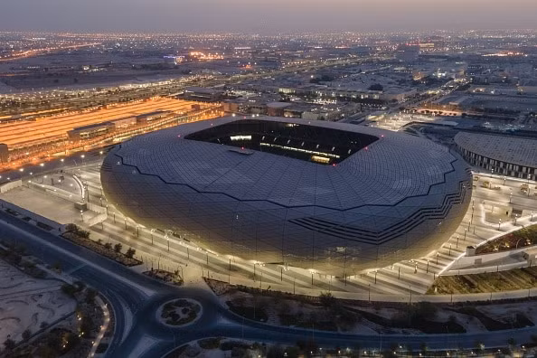 Sân vận động Education City tại Al Rayyan có sức chứa 40.000 khán giả và có công nghệ làm mát hiện đại. Nơi đây được thiết kế đặc biệt để lấp lánh vào ban ngày và phát sáng vào ban đêm.