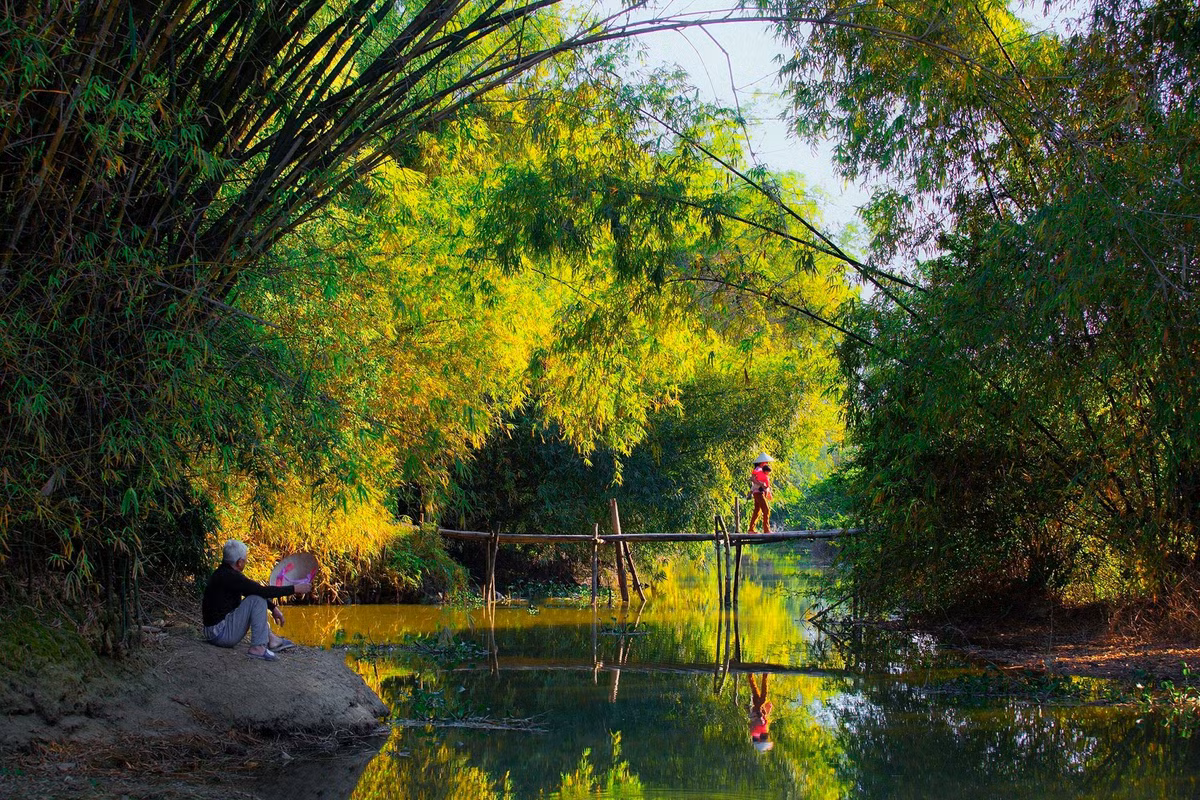 Đường vào làng rợp bóng cây, dẫn vào ngôi làng có tuổi đời vài trăm năm, với khoảng 200 ngôi nhà, trong đó còn nhiều căn nhà cổ kính. Ảnh: Nguyễn Hữu Thông