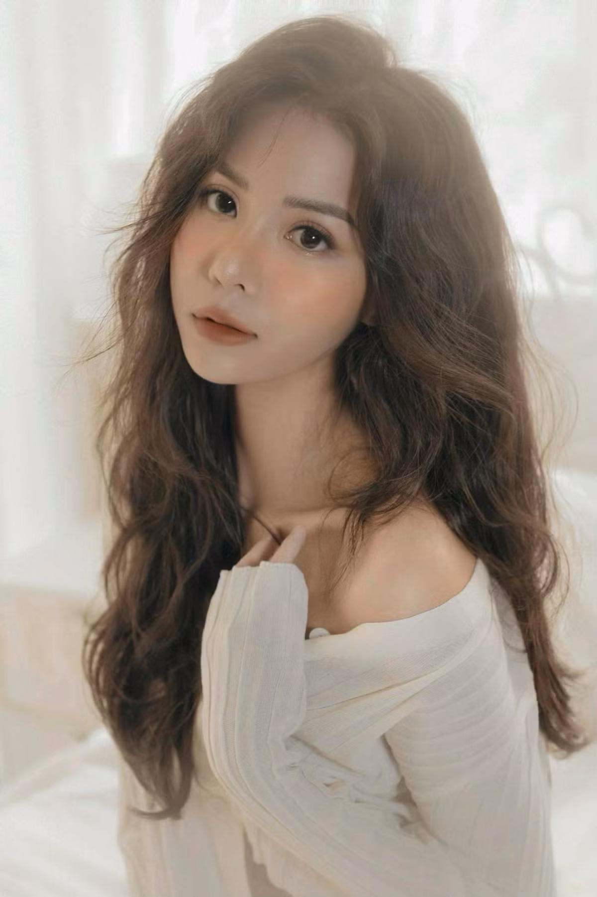 Cô nàng có nhiều bộ ảnh nghệ thuật đẹp mắt, khoe vẻ đẹp quyến rũ và hấp dẫn.
