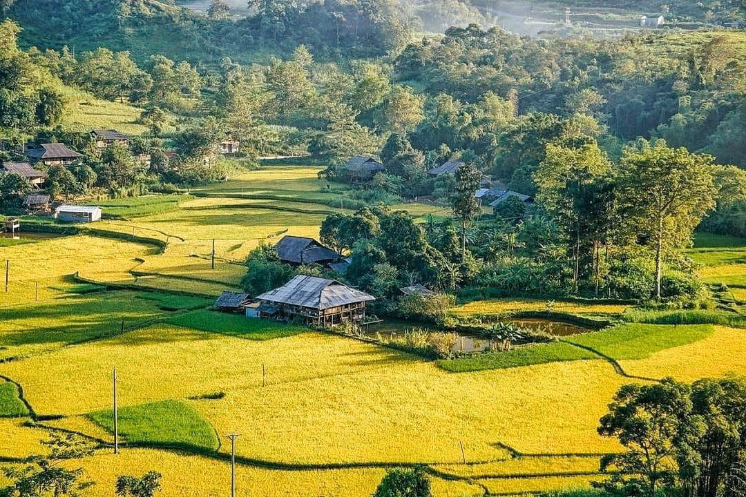Du Già thuộc huyện Yên Minh, đây cũng là làng cổ Hà Giang được nhiều du khách lựa chọn, nơi đây nổi tiếng với vẻ đẹp hoang sơ, yên bình mà hùng vĩ.