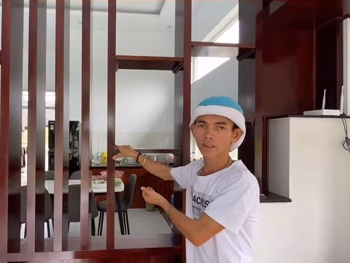 Ngoài căn nhà mái thái khang trang, nam YouTuber còn có cả một khu vườn rộng mênh mông trồng rau củ và cây xanh bên cạnh.