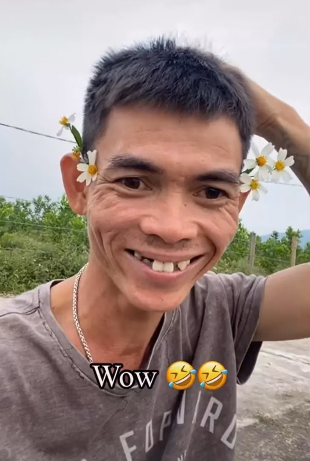 Trong video, So Y Tiết luôn gây ấn tượng với khả năng ngoại ngữ tốt, cách phát âm khá chuẩn.