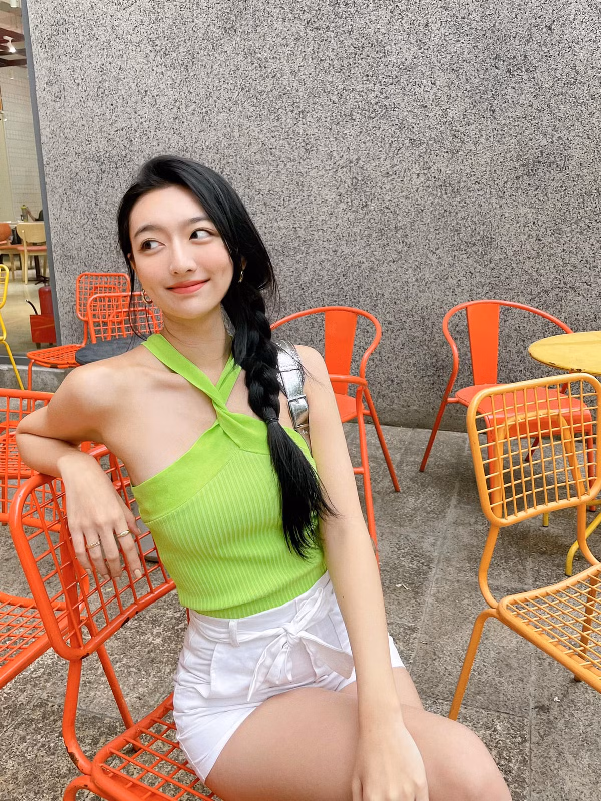 Lương Hồng Xuân Mai trẻ trung, cuốn hút lúc lên giảng đường khác hẳn khi làm mẫu. Ảnh: Tổng hợp