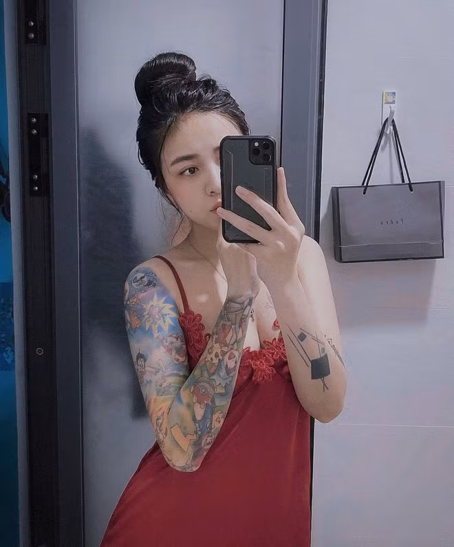 Cô đã có 5 năm hành nghề xăm, sở hữu một tiệm xăm nổi tiếng Sài thành với Fanpage có hơn 20.000 lượt theo dõi.
