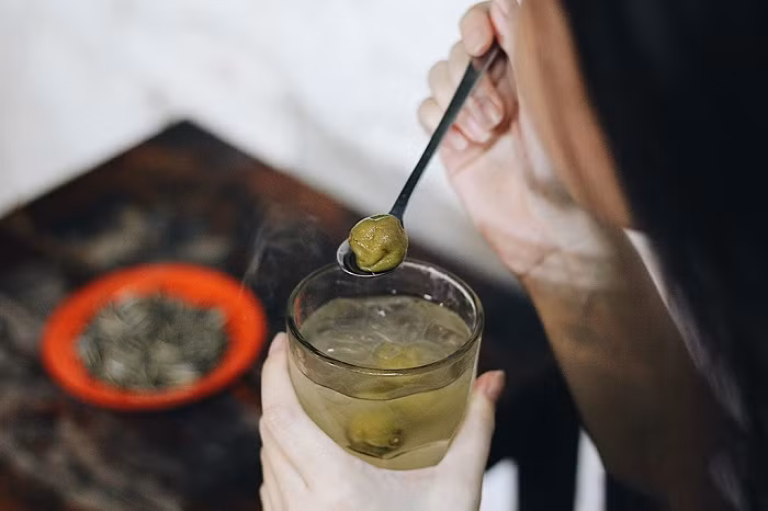 Mùa thu Hà Nội sao có thể bỏ qua những ly nước sấu mát lạnh. Chỉ đơn giản là một loại quả bình dân ngâm với đường, ấy vậy mà nước sấu lại trở thành đặc sản Hà Nội làm mê mẩn.