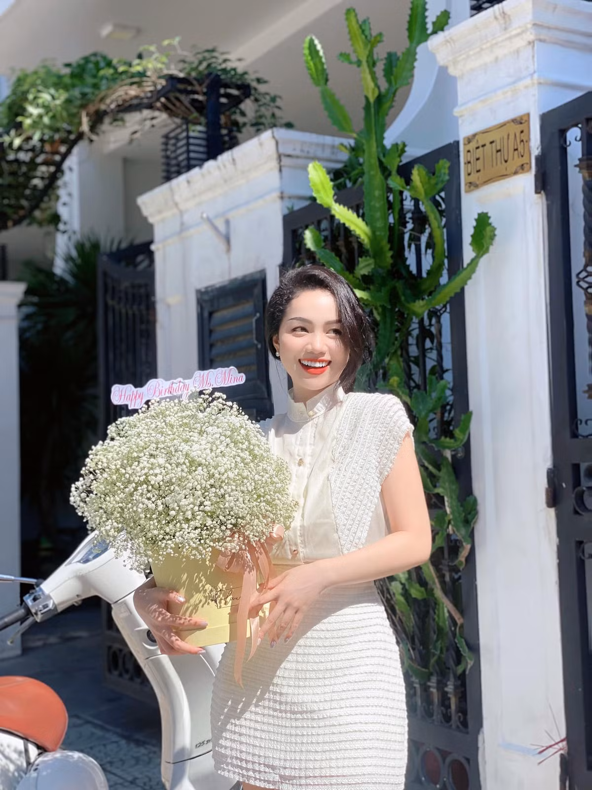 Cô luôn nhận được sự yêu thích về nhan sắc lẫn phong cách thời trang của mình. Ảnh: FBNV