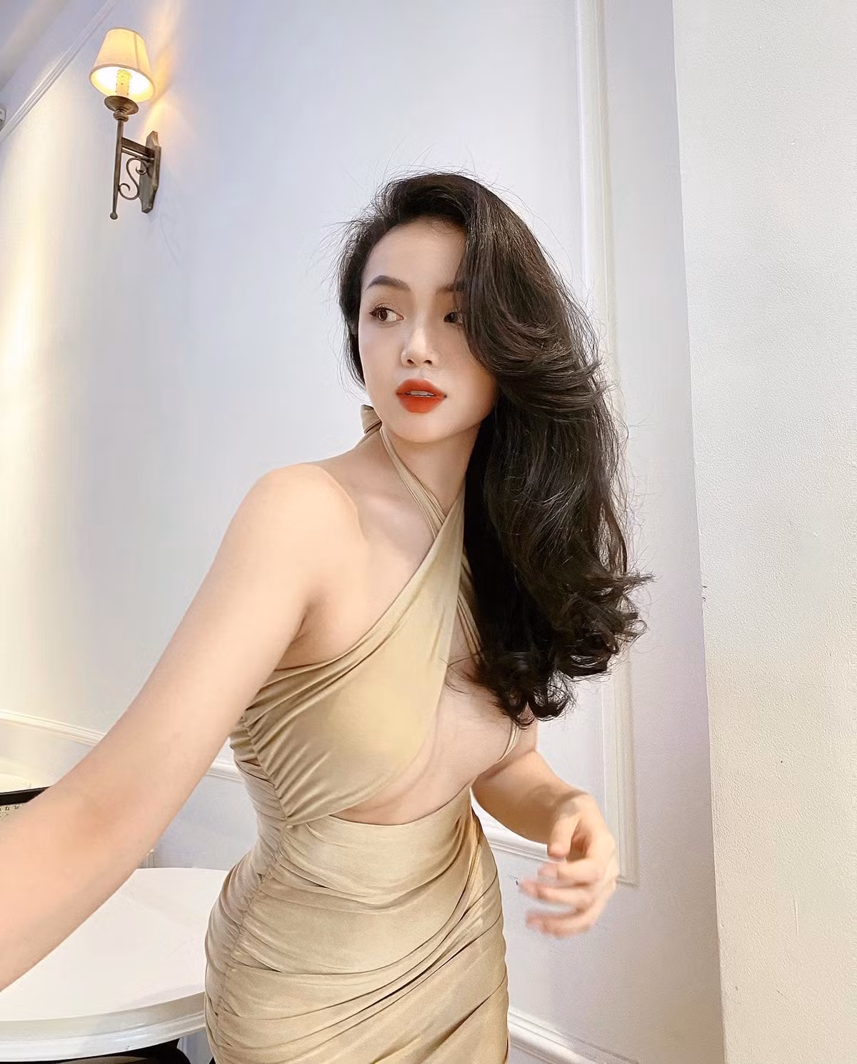 Chẳng những sở hữu thềm ngực đáng mơ ước, Thiện Mỹ còn sở hữu vòng eo "thắt cổ chai" đầy mê hoặc.