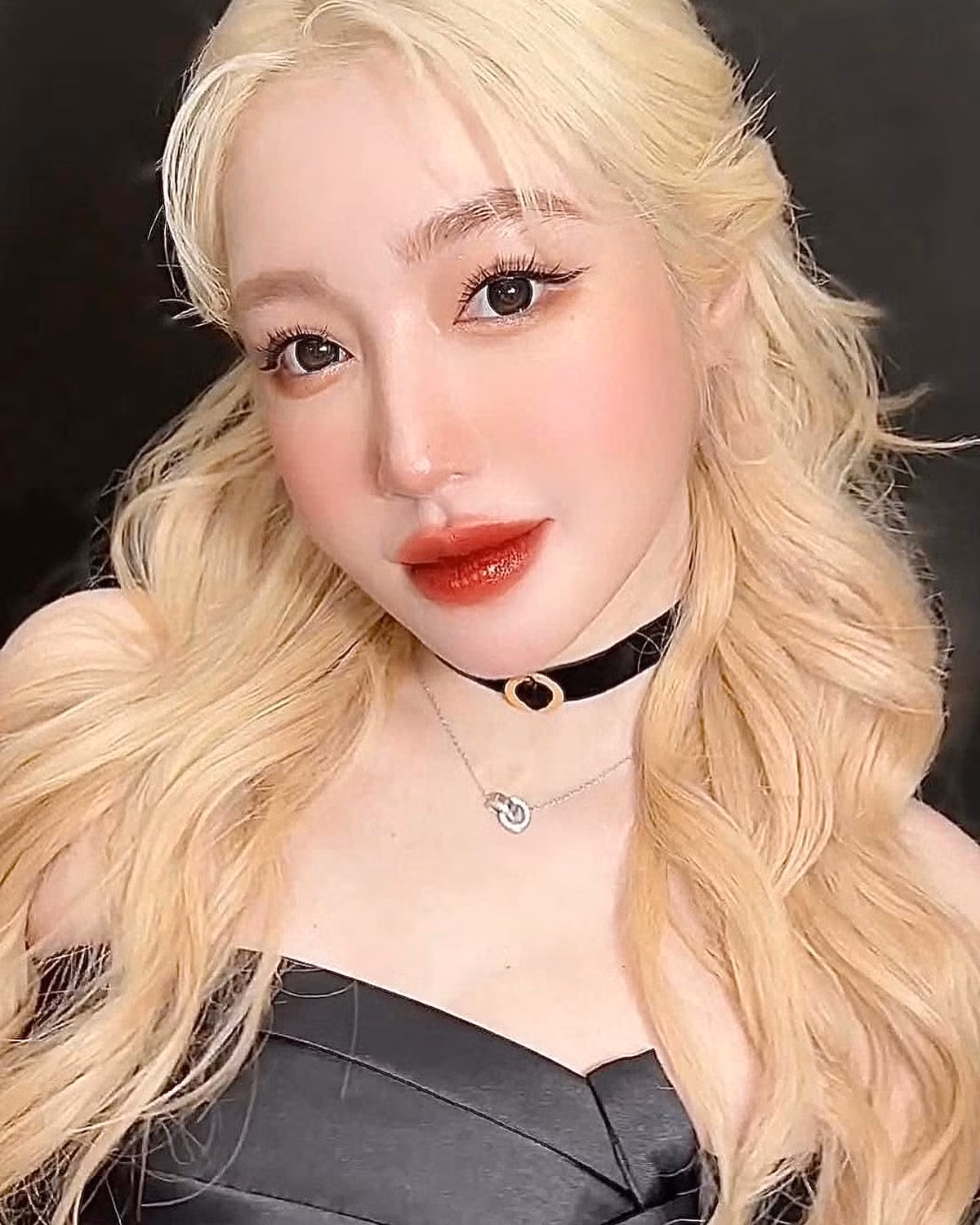 Mới đây, Elly Trần đăng tải hình ảnh lộng lẫy sau thời gian bị suy sụp vì vỡ mộng hôn nhân với chồng Tây.