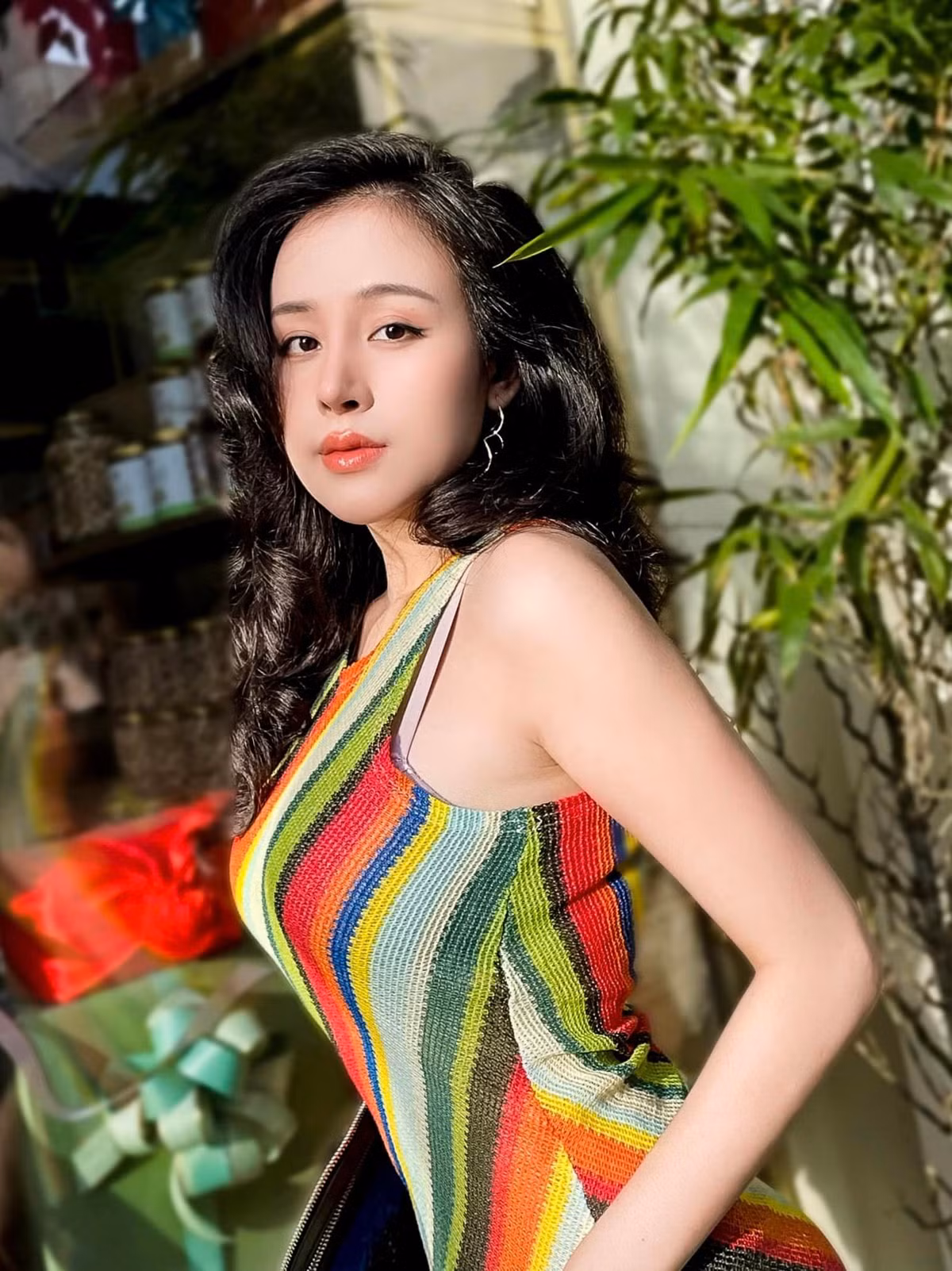 Giữa năm 2013 Bà Tưng bất ngờ trở thành tâm điểm chú ý với phong cách ăn mặc phóng khoáng, táo bạo, cô nàng nhận về không ít phản đối.