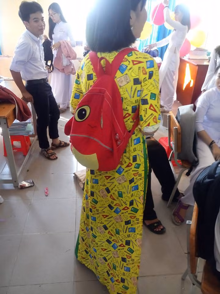 Dù là toán học, hoá học, vật lý hay văn học... tất cả đều được khắc hoạ rõ nét qua những chiếc áo dài vô cùng đặc sắc này.