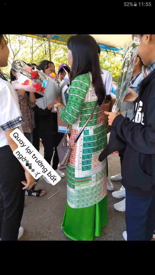 Trong bộ áo dài độc lạ, các cô giáo vẫn giữ được nét đẹp truyền thống bên cạnh đó có sự cuốn hút riêng.
