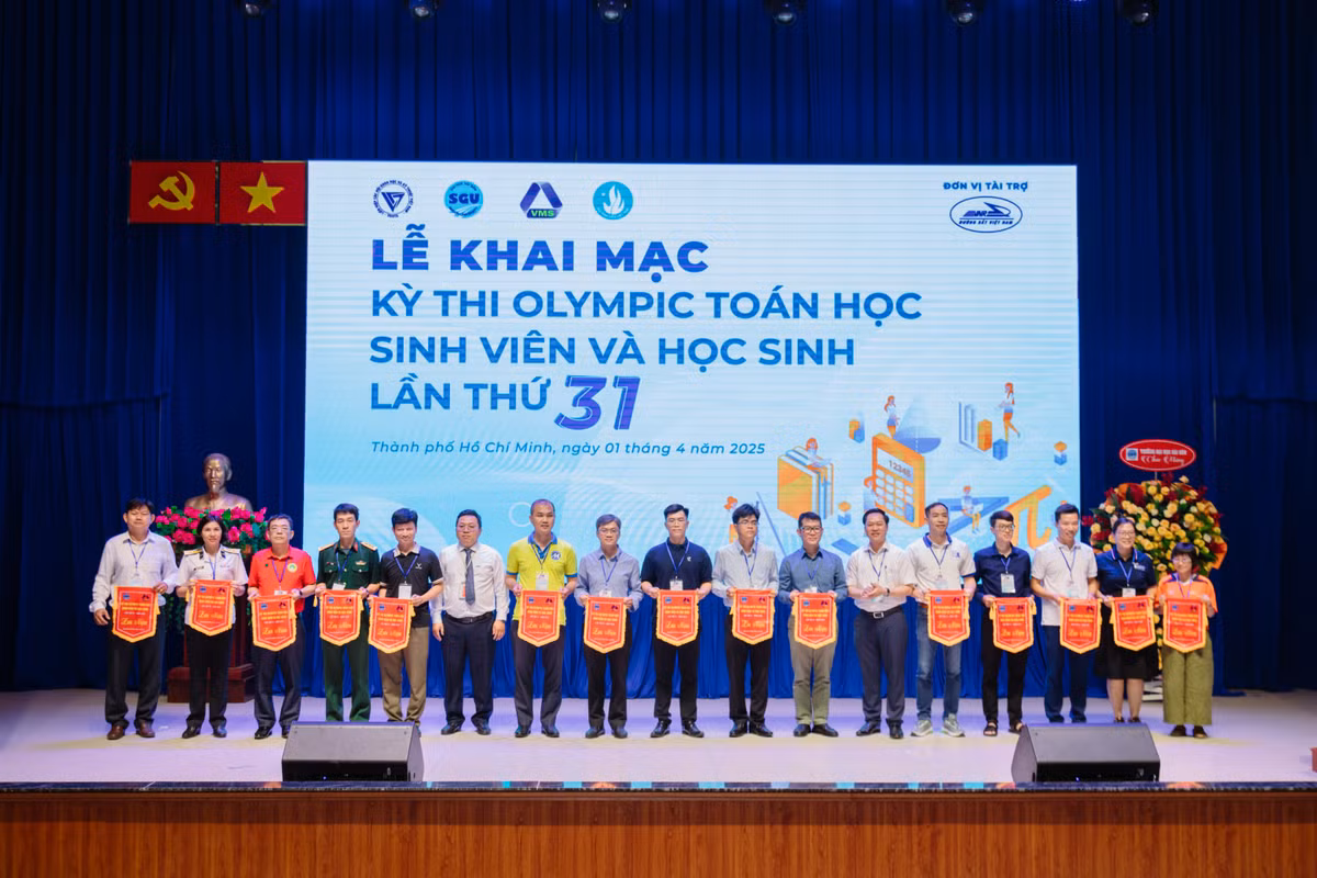 Khai mac Olympic Toan hoc SV-HS: Toan hoc la cong cu tu duy quan trong