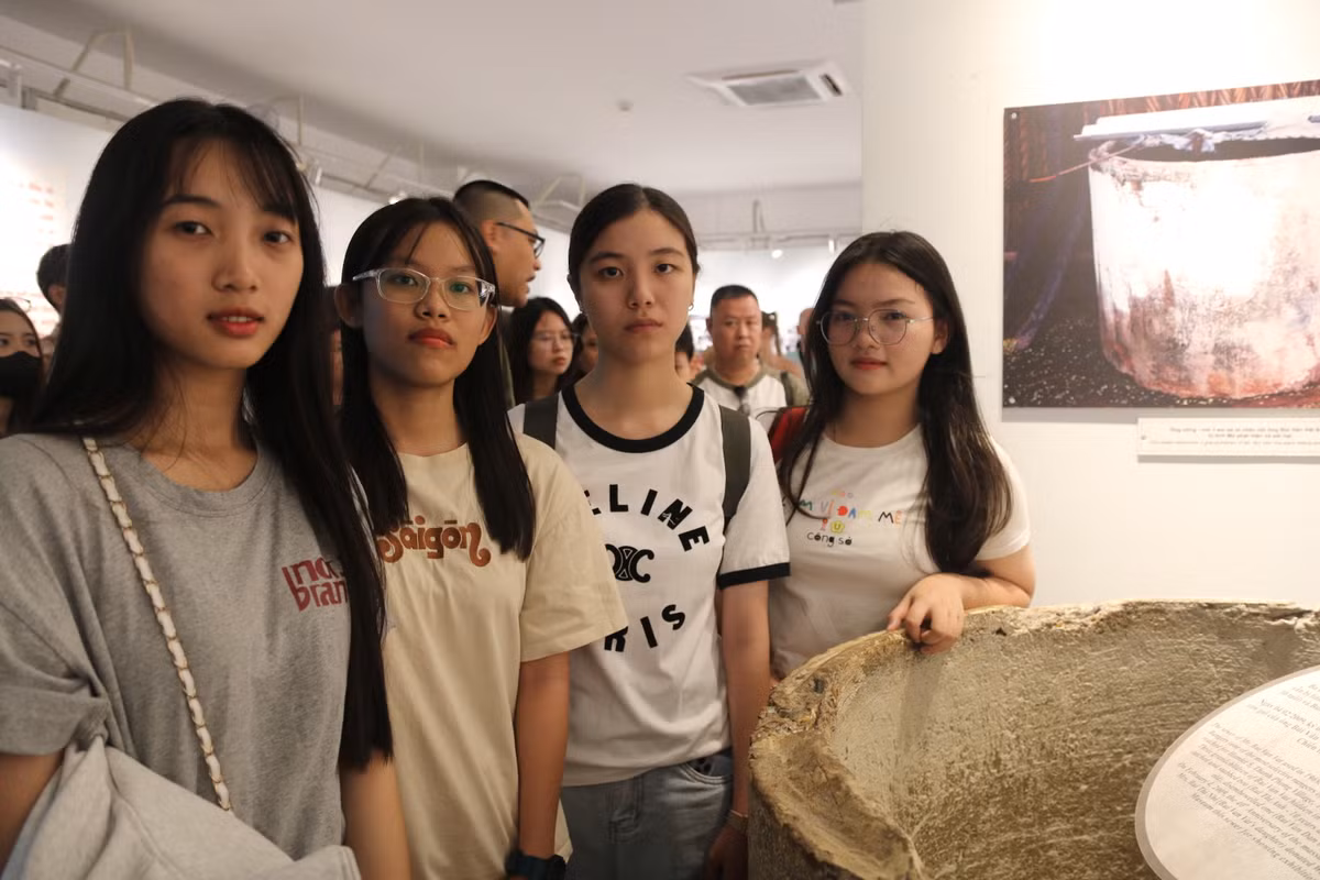 Cảm xúc "bồi hồi" là điều mà Hoàng Vi (đầu tiên bìa trái) cùng nhóm bạn đến từ Đồng Tháp chia sẻ khi đến Bảo tàng Chứng tích chiến tranh.