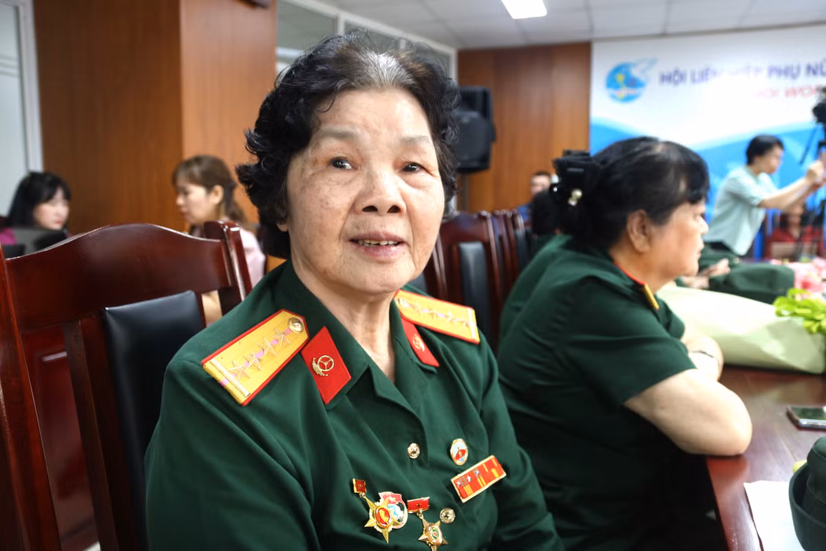 Hoa khoi nu lai xe Truong Son: Chuyen tinh vuot bao lua-Hinh-4