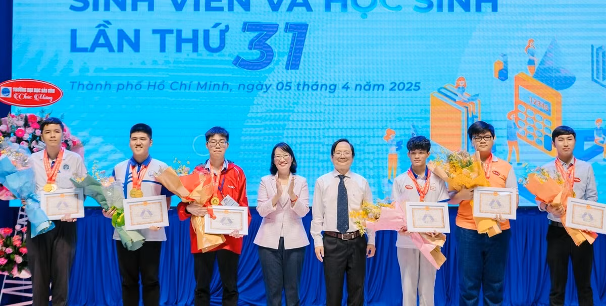4 thu khoa doat giai Nhat “kep” Olympic Toan Sinh vien - hoc sinh 2025-Hinh-2