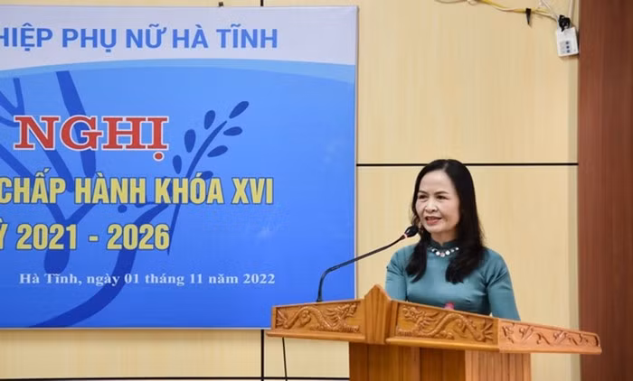 Kiem diem Chu tich Hoi Phu nu Ha Tinh dung xe bien xanh don con