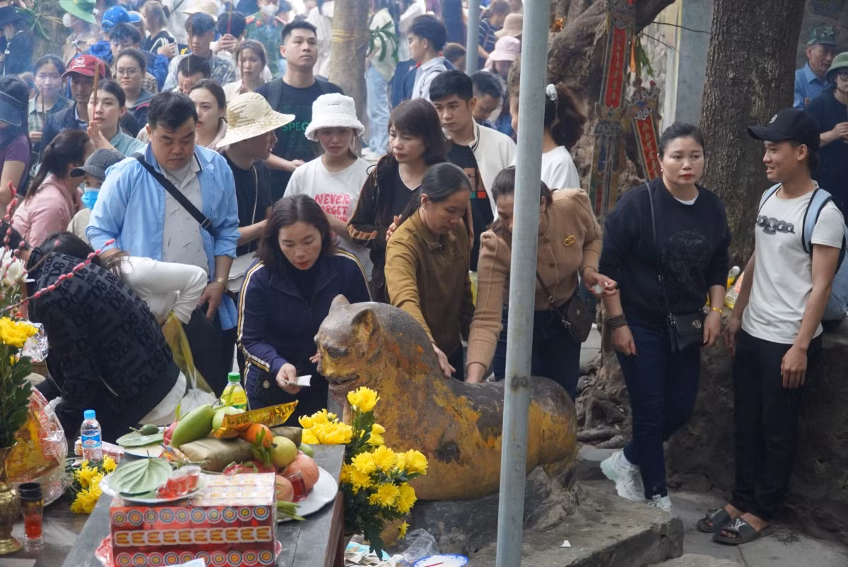 Len chua Huong Tich xoa tuong “ho than” cau mong bach benh tieu tan-Hinh-2