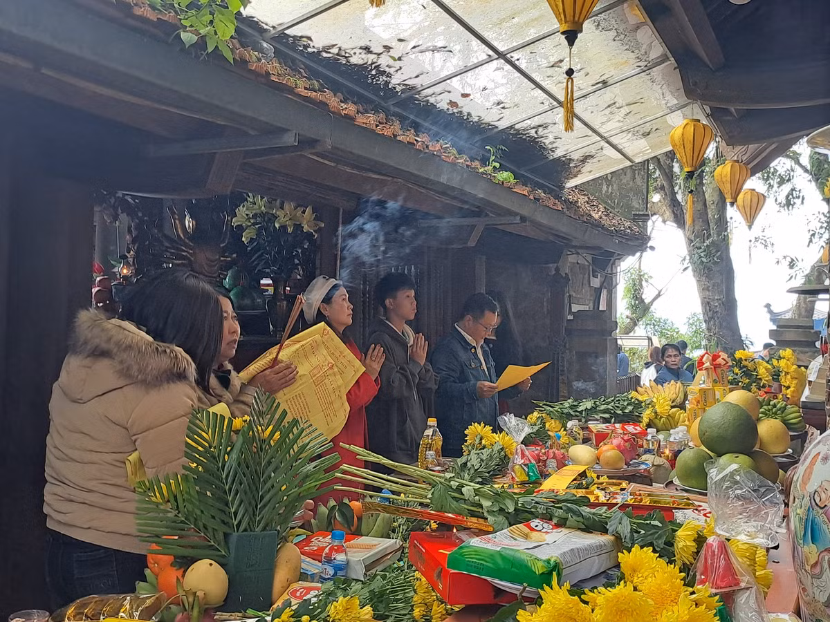 Để tránh việc quá nhiều người thắp hương, Ban Quản lý quy định mỗi người chỉ được thắp một cây.
