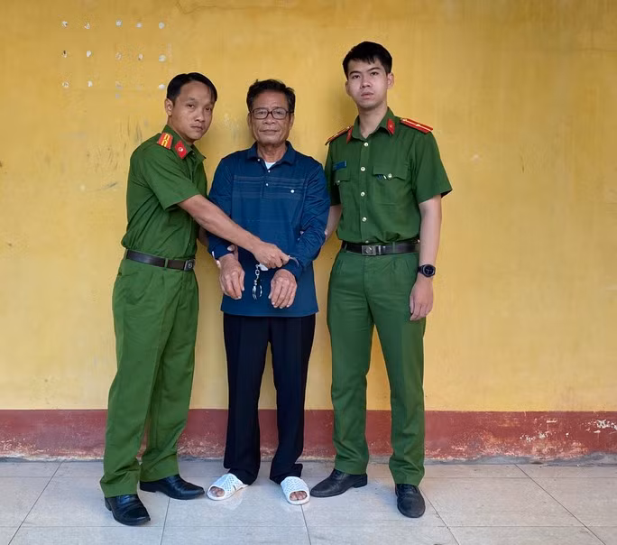  Thay tên đổi họ, trốn truy nã gần 30 năm vẫn không thoát: Cuối năm 1992, Nguyễn Văn Kềm (67 tuổi; nơi cư trú trước khi trốn: xã Mỹ Cẩm, huyện Càng Long, tỉnh Trà Vinh) bị Công an tỉnh Trà Vinh ra lệnh truy nã toàn quốc về tội "Tham ô tài sản xã hội chủ nghĩa" và "Cố ý làm trái các quy định của Nhà nước gây hậu quả nghiêm trọng". Giữa tháng 9/2022, khi đối chiếu với thông tin do Công an tỉnh Trà Vinh cung cấp, Công an tỉnh Hà Nam phát hiện có sự trùng khớp giữa đối tượng truy nã với một người tên Trần Vĩnh Phúc (SN 1955), nguyên quán tại xã Khánh Hòa, huyện Châu Phú, tỉnh An Giang; hiện cư trú tại xã Chân Lý, huyện Lý Nhân nên tiến hành bắt giữ. 