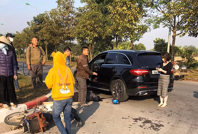 Va chạm với xe Mercedes, người phụ nữ tử vong ở Hà Nội Va cham voi xe Mercedes, nguoi phu nu tu vong o Ha Noi