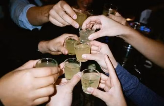 Khoảng 22h ngày 18/7, sau khi nhậu nhẹt ở nhà người quen, Khỏ về nhà trong tình trạng lướt khướt. Hôm đó, do cảm thấy trong người không được khỏe, chị Vấn đã tắt điện đi ngủ từ lúc chập tối. Gần nửa đêm, thấy chồng đẩy cửa đi vào rồi ngã vật xuống giường, người nồng nặc mùi rượu, chị Vấn đã cằn nhằn, yêu cầu Khỏ về nhà bố mẹ anh ta tại huyện Tân Uyên ở. (Ảnh minh hoạ, nguồn ảnh: Internet) 