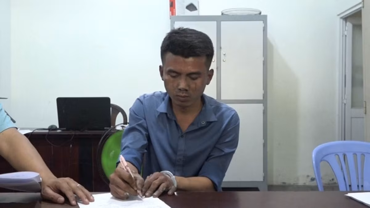  Ghen tuông phóng hỏa đốt phòng trọ khiến 2 người tử vong: Trần Dương Tú (28 tuổi, quê Cà Mau) và chị H. (22 tuổi, quê Bình Phước) thuê phòng trọ sống chung như vợ chồng tại phường Đông Hưng Thuận, (quận 12, TP HCM). Trong khi sống chung, giữa hai người xảy ra mâu thuẫn và Tú dọn ra ngoài ở. Sau đó, chị H yêu anh Đ.T.X (30 tuổi, quê Bình Thuận). Tới đêm 7/12, Tú đã lẻn vào nhà chị H. rồi gây ra hỏa hoạn khiến hai người thiệt mạng. 