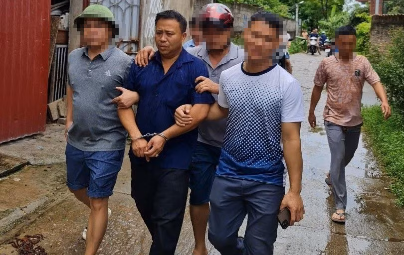  Cầm dao chặn chém người tình hơn 10 nhát: Đinh Hữu Hải (41 tuổi, ở thị trấn Cao Thượng, huyện Tân Yên, Bắc Giang) và chị Nguyễn Thị L. (40 tuổi, trú tại xã Phúc Hòa, Tân Yên) đều đã có gia đình riêng, nhưng quan hệ tình cảm ngoài luồng với nhau. Thời gian gần đây, Hải nghi ngờ chị L. có người khác, nhiều lần muốn chấm dứt mối quan hệ vụng trộm với hắn nên ghen tuông và có ý định sát hại người tình. Sáng 20/8, Hải đi ô tô tạt đầu xe máy của chị L. Khi nạn nhân ngã ra đường, nghi phạm dùng dao chém hơn 10 nhát vào đầu, mặt, tay khiến chị L. phải đi cấp cứu. 