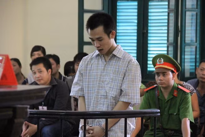 Tại phiên tòa xét xử, HĐXX nhận định Dưỡng cùng lúc phạm vào hai tội đặc biệt nghiêm trọng là "giết người" và "cướp tài sản" không còn khả năng giáo dục. Chính vì thế, TAND thành phố Hà Nội đã tuyên mức án tử hình dành cho Dưỡng. (Ảnh: Tiền Phong)