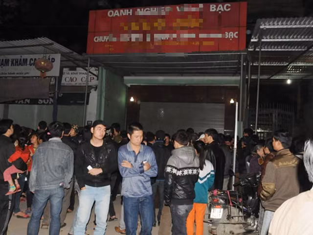 Khi tới khu vực Phú Xuyên, Dưỡng phát hiện tiệm vàng nhà bà B rất vắng vẻ. Kiên nhẫn quan sát, Dưỡng chắc chắn ở đây chỉ có một mình bà B trông nom, bán hàng nên đã quyết định đi vào. Dưỡng hỏi bà B có bán vàng miếng không, bà B trả lời không có. Dưỡng lấy chiếc nhẫn mới mua ra nói muốn bán. Bà B cầm chiếc nhẫn để xem thì Dưỡng ngỏ ý xin đi vệ sinh. Bà B đeo chiếc nhẫn Dưỡng đưa vào ngón tay rồi dẫn đối tượng đi sâu vào trong nhà. (Nơi xảy ra sự việc: ảnh Giadinh.net)