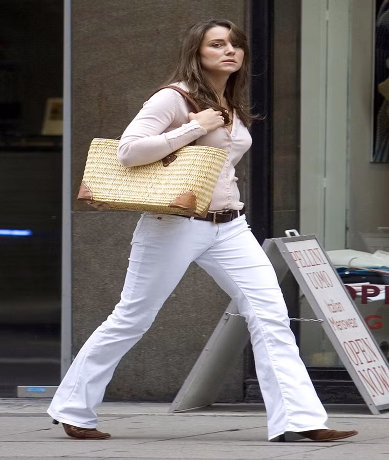 Công nương Kate Middleton bước ra ngoài sau một buổi phỏng vấn xin việc năm 2005.