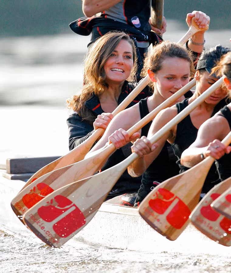 Kate Middleton chèo thuyền cùng đồng đội trên sông Thames năm 2007.