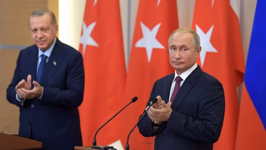 Trong khi đó, ngày 17/9, Tổng thống Thổ Nhĩ Kỳ Tayyip Erdogan và Tổng thống Nga Vladimir đã nhất trí tạo vùng đệm phi quân sự tại tỉnh Idlib. Trong đó, các binh sĩ Thổ Nhĩ Kỳ và Nga sẽ làm nhiệm vụ tuần tra vùng đệm này nhằm đảm bảo thỏa thuận giữa hai bên được tôn trọng. Được biết, vùng phi quân sự sẽ bắt đầu có hiệu lực từ ngày 15/10 tới. Ảnh: Sputnik.