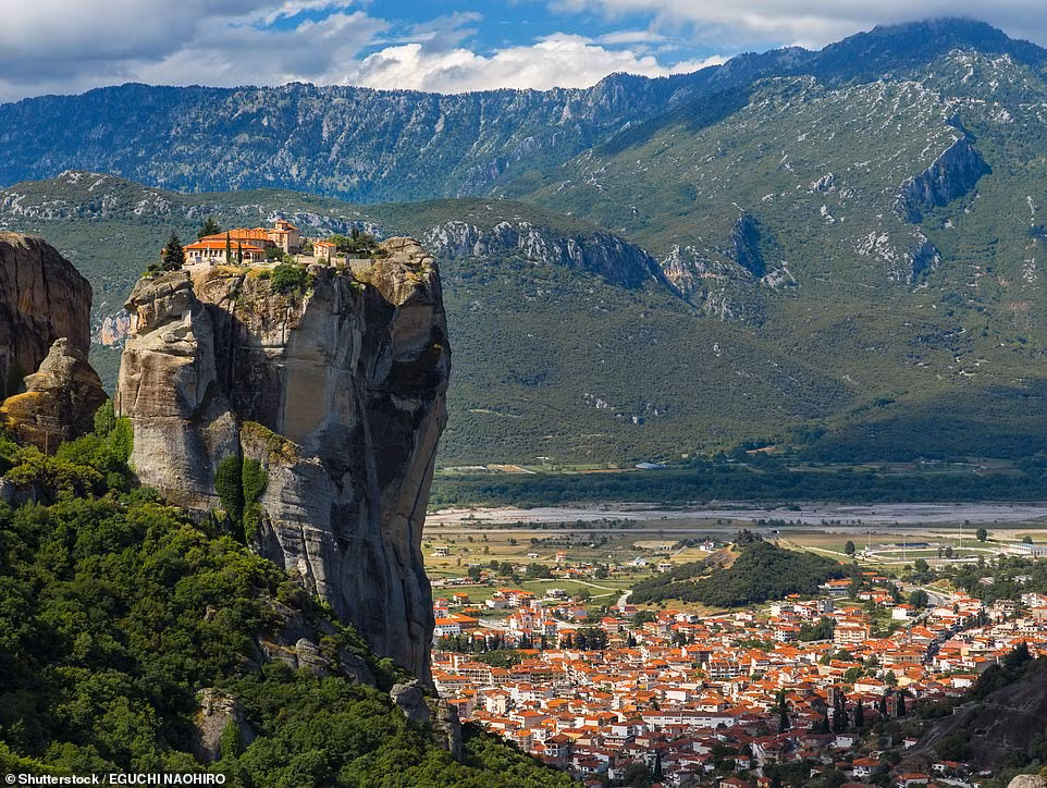 Meteora ở miền Trung Hy Lạp là nơi quy tụ nhiều tu viện tráng lệ, trong đó có tu viện Holy Trinity được xây dựng vào năm 1392. Du khách sẽ phải leo 140 bậc thang để lên được tu viện này.