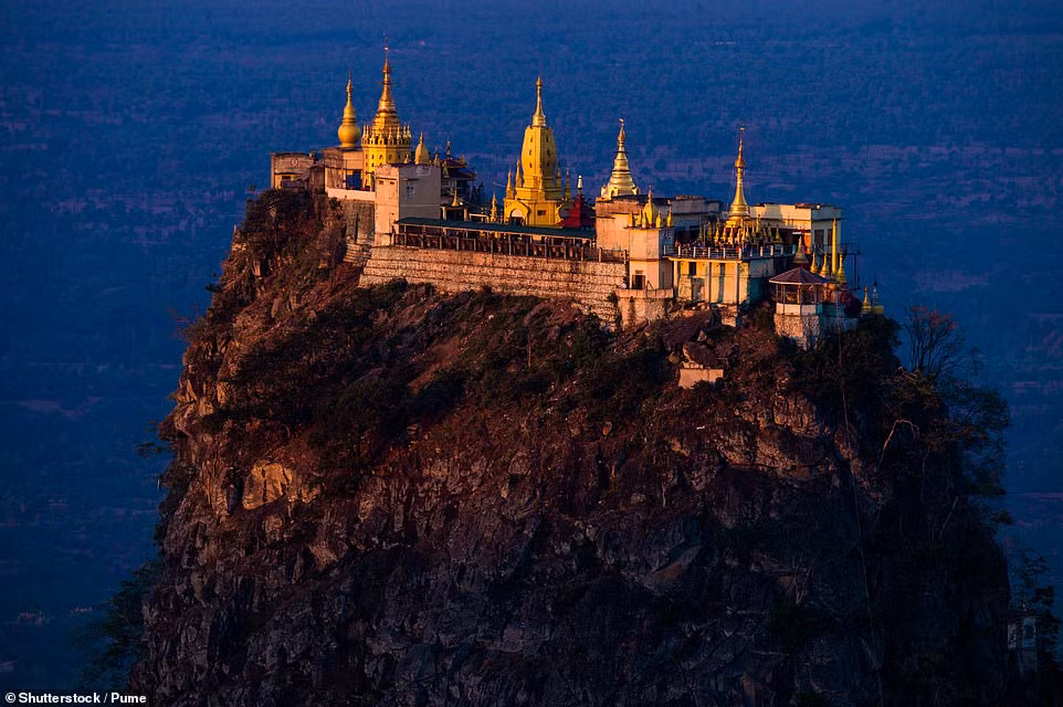Ngôi đền nằm trên đỉnh núi Popa ở Myanmar. Du khách sẽ phải bước 777 bậc thang mới lên được ngôi đền này.