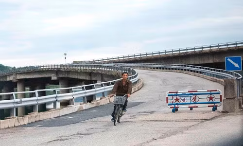 Một người đàn ông đạp xe trên con đường vắng ở thủ đô Bình Nhưỡng.