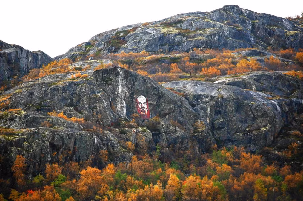 Du khách có thể đến Murmansk bằng đường bộ, đường sắt và hàng không. Từ thủ đô Moscow đến thành phố Murmansk mất khoảng 3 giờ bay.