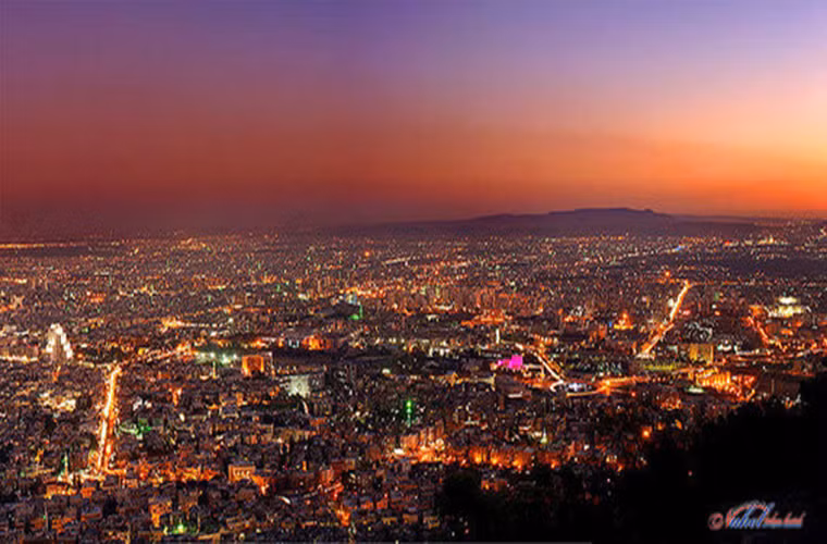 Damascus là một trong những thành phố có lịch sử lâu đời nhất thế giới. Ảnh: Quang cảnh thủ đô Damascus vào ban đêm nhìn từ núi Qasioun.