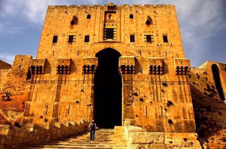 Khu thành cổ Aleppo được coi là một trong những lâu đài lâu đời nhất và lớn nhất trên thế giới. Nó đã được UNESCO công nhận là Di sản thế giới vào năm 1986. Tuy nhiên, nơi này đã bị tàn phá nặng nề trong cuộc nội chiến Syria.
