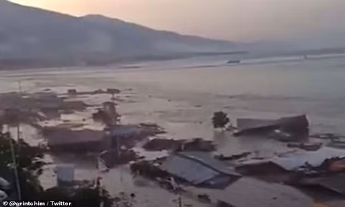 Theo Daily Mail, sóng thần cao 1,5 mét đã ập vào hai thành phố Palu và Donggala trên đảo Sulawesi sau trận động đất mạnh 7,5 độ Richter hôm 28/9, phá hủy nhà cửa và khiến nhiều người mất tích. Ảnh: Twitter.