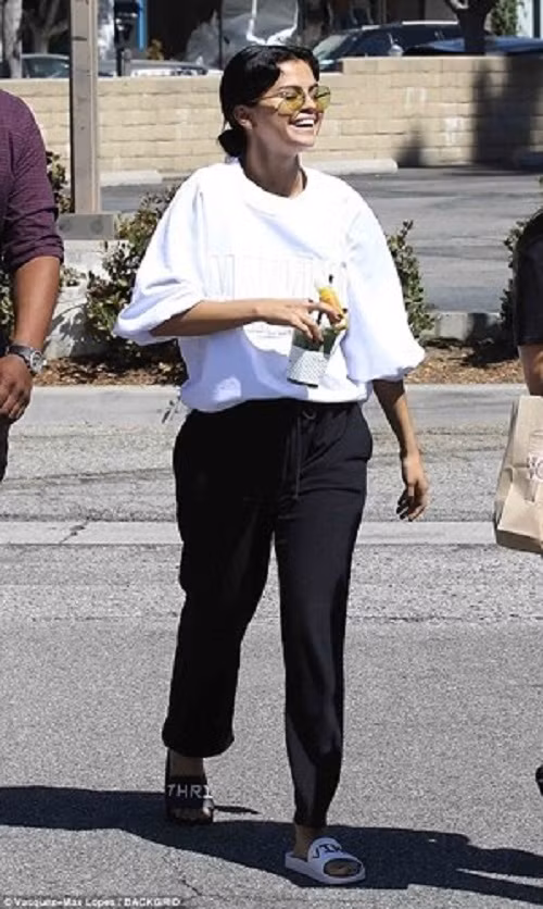  Selena Gomez bị cánh săn ảnh bắt gặp khi đang xuất hiện trên phố Beverly Hills vào ngày 22/9 vừa qua. Nữ ca sĩ 26 tuổi nở nụ cười tươi rói khi trò chuyện cùng những người bạn.