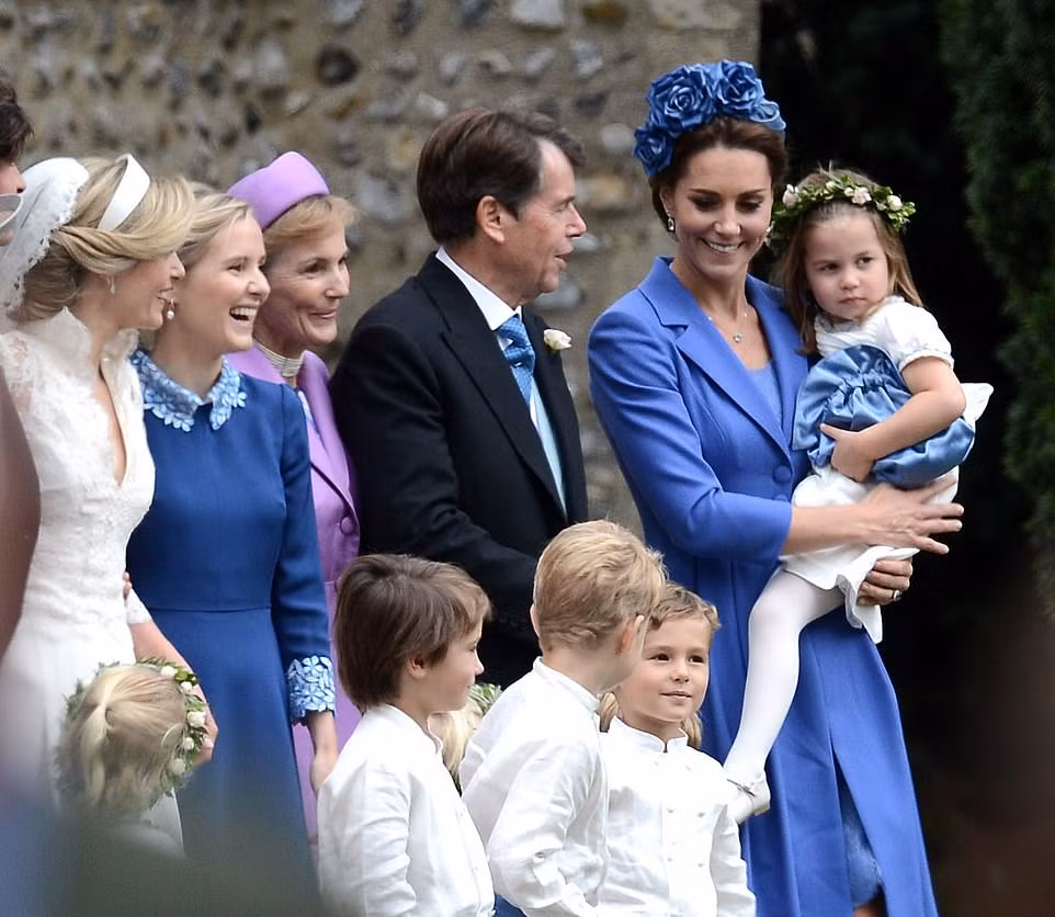 Tiểu Công chúa Charlotte được mẹ, Công nương Kate, bế trên tay. Charlotte là phù dâu trong đám cưới của Sophie Carter cũng là mẹ đỡ đầu của cô bé.