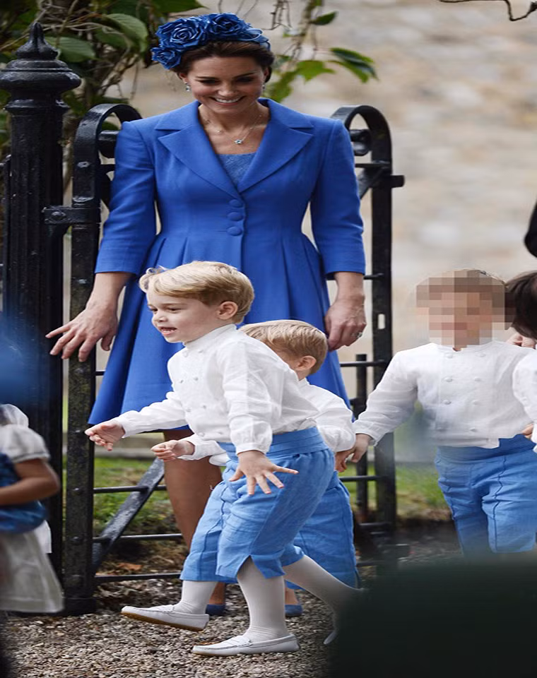 Công nương Kate Middleton cười tươi khi nhìn con trai.